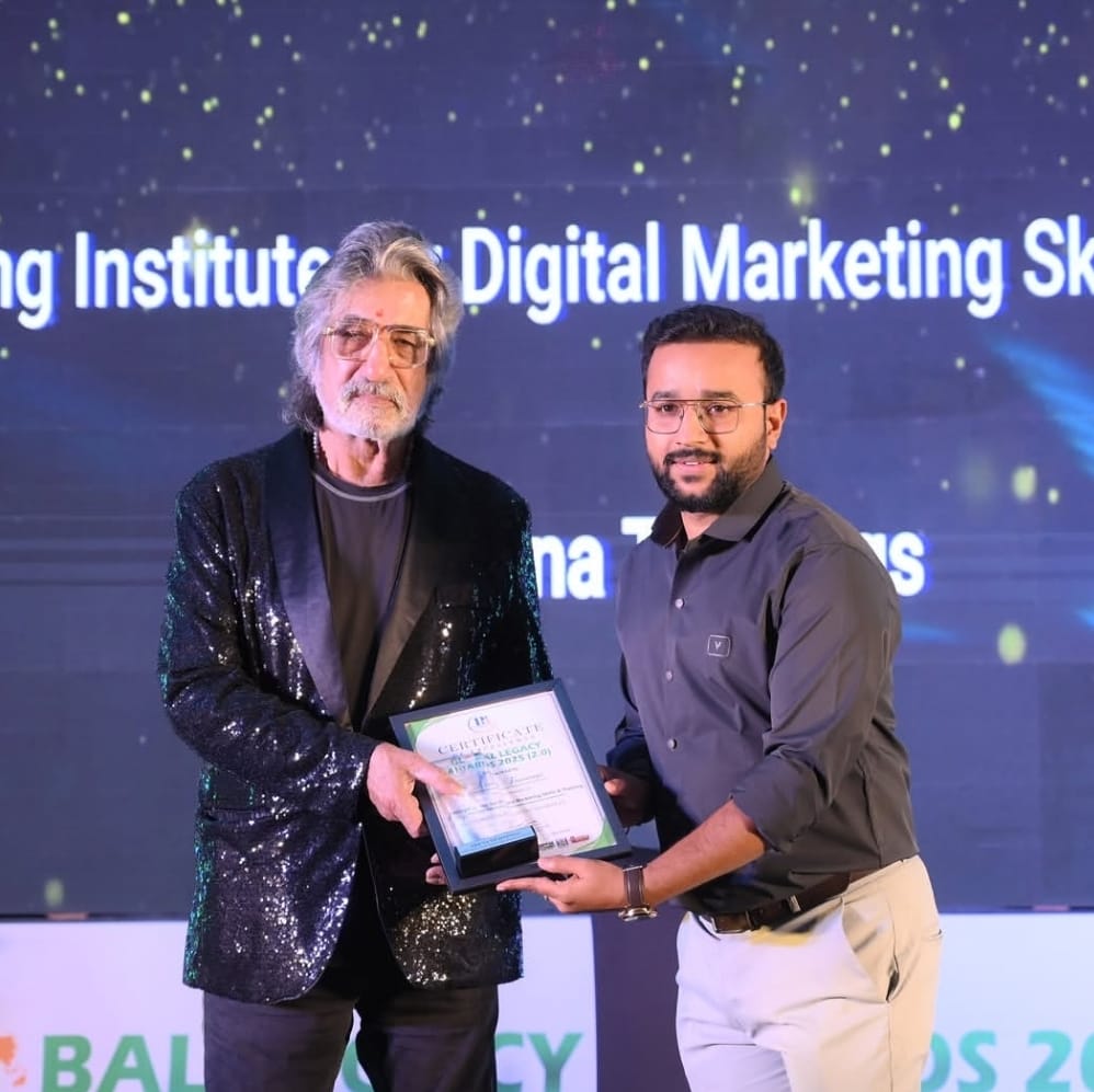 Aman Gupta receiving Global Legacy Award for Digital Marketing Skills